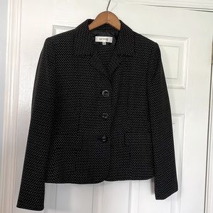 Very nice quality 2-piece suit. Blazer jacket and straight skirt.